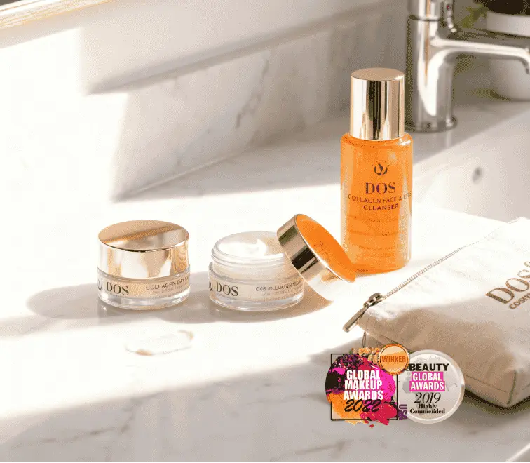 Kit de belleza con colágeno sobre una superficie de mármol con premios expuestos de DOS Cosmetics